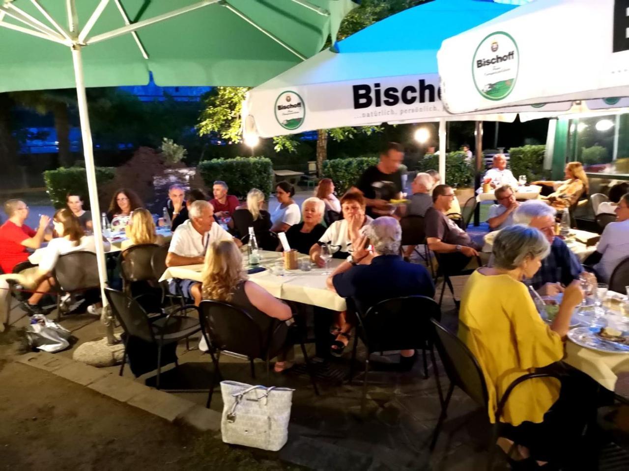 Trattoria I Bodega Hotell Abbadia Lariana Exteriör bild
